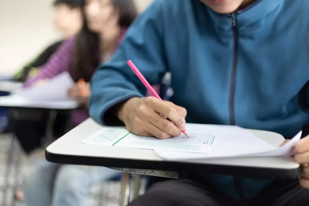 Candidatos preenchendo o gabarito das questões de português de concurso público da banca Cebraspe