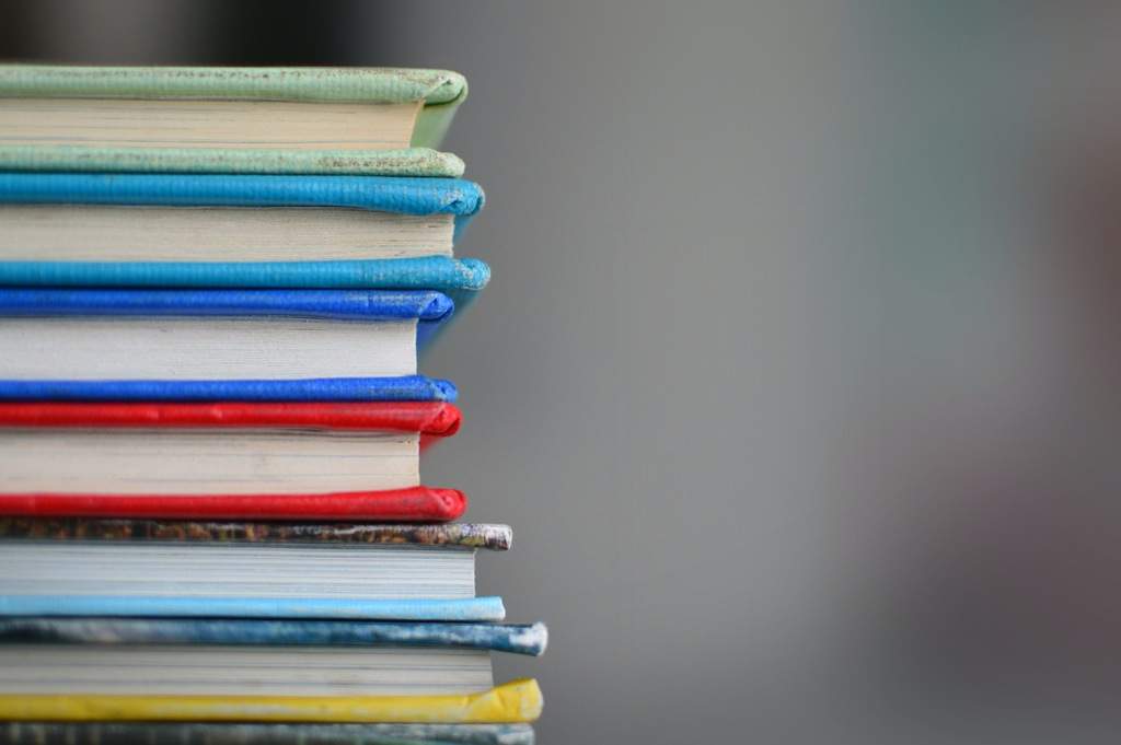 Livros coloridos empilhados, simbolizando conhecimento e o método pomodoro de estudo