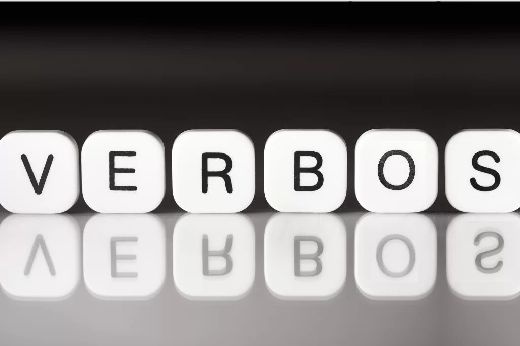 Blocos brancos dispostos lado a lado formando a palavra 'verbos' 