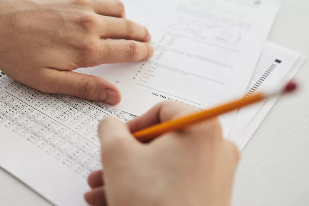 Aluno preenchendo o gabarito de questões Cebraspe em prova de concurso público