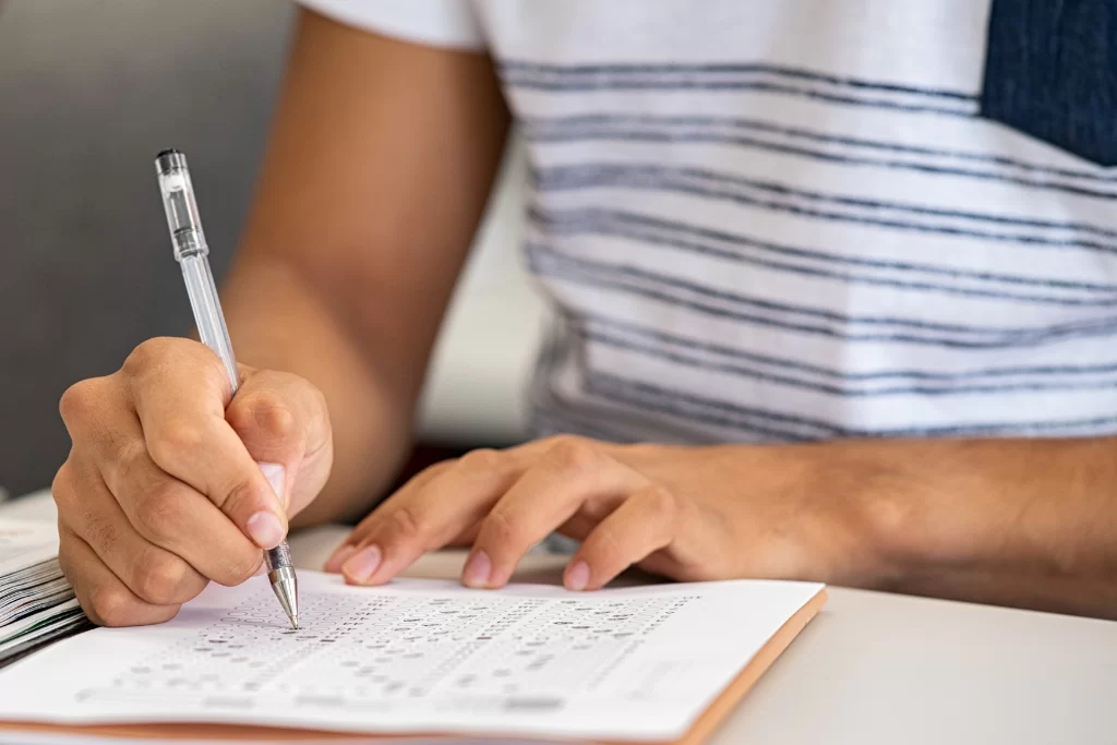 Candidato responde às questões de valor semântico das conjunções em prova de concurso
