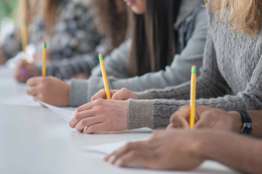 Candidatos usam lápis amarelos para questões de modo subjuntivo do verbo em concurso