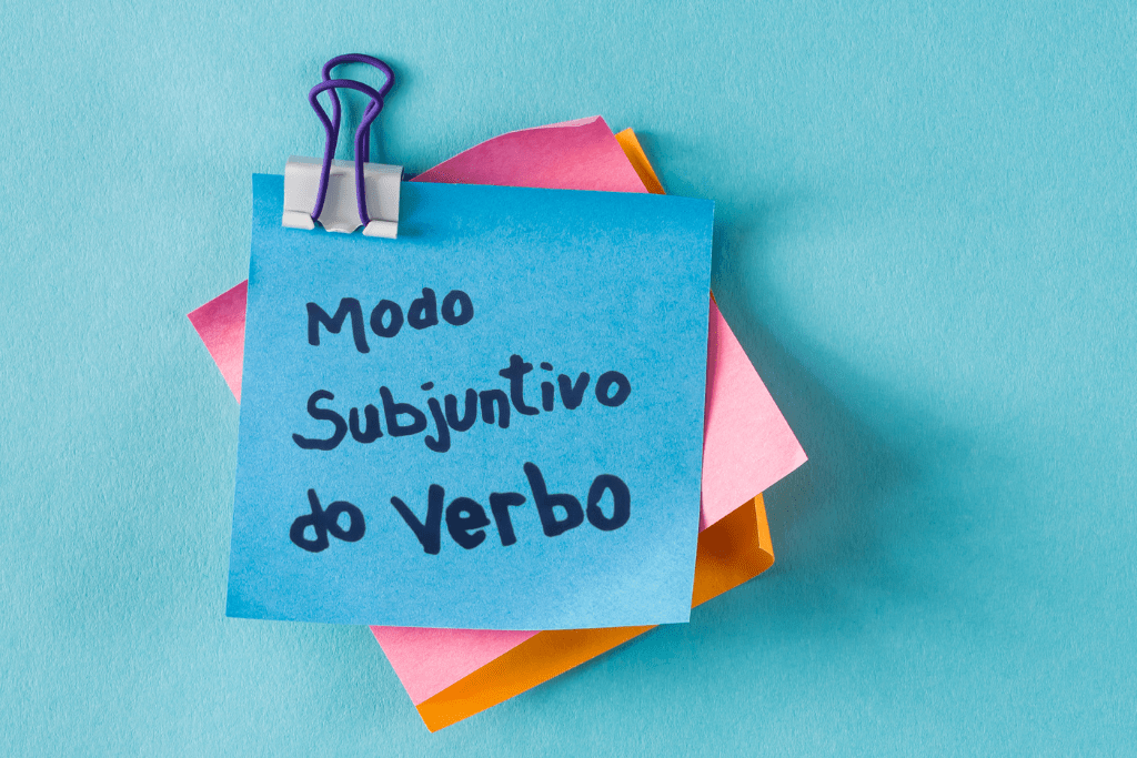 Sobre superfície azul, post-its com 'modo subjuntivo do verbo' em caneta azul