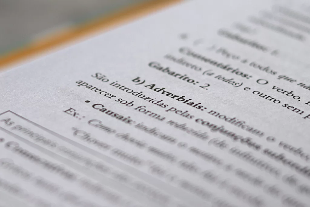 Página de livro em detalhe onde se lê 'adverbiais', referindo-se às orações subordinadas adverbiais