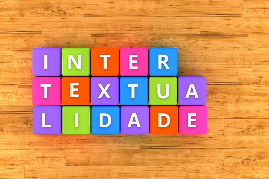 Blocos coloridos e enfileirados sobre mesa de madeira onde se estuda questões sobre intertextualidade